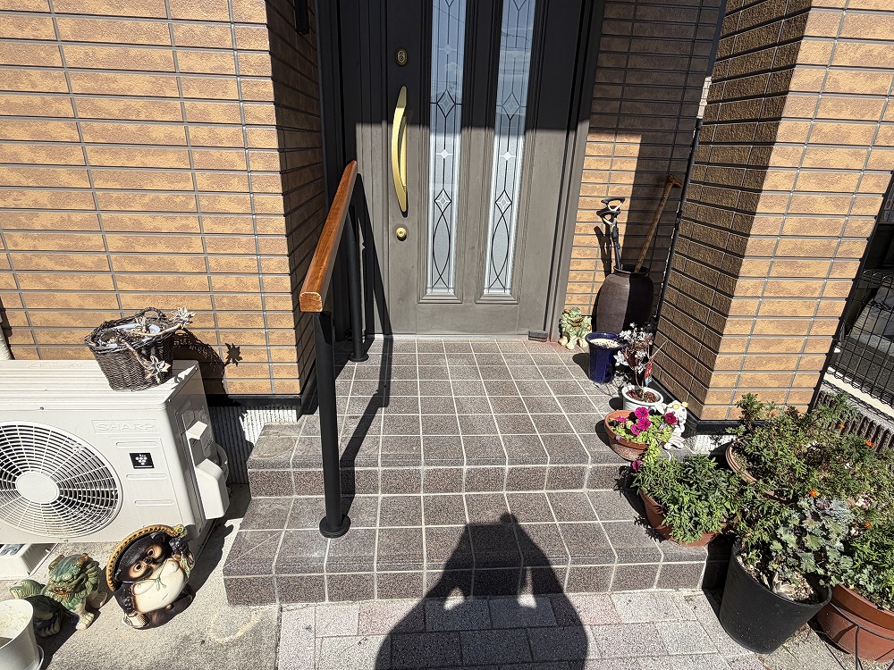 玄関に手すりを設置<br>【広島市安佐南区長束】